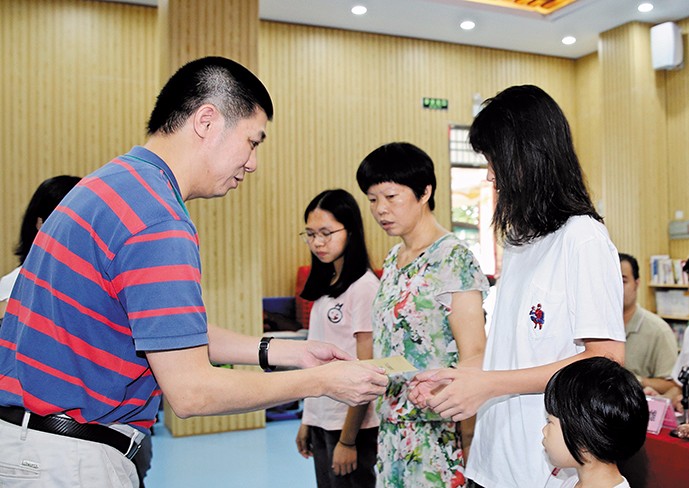 8月26日下午，我集团在桥头镇第三小学举行了2019年助学金发放仪式，21名桥头籍贫困家庭大学生获得资助。