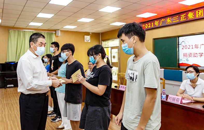 8月27日上午，我集团在桥头镇第二小学举行了2021年助学金发放仪式，向23名桥头籍困难家庭大学生发放助学金17.56万元。这是我集团连续第13年资助桥头籍困难家庭大学生完成大学学业。桥头镇三级调研员